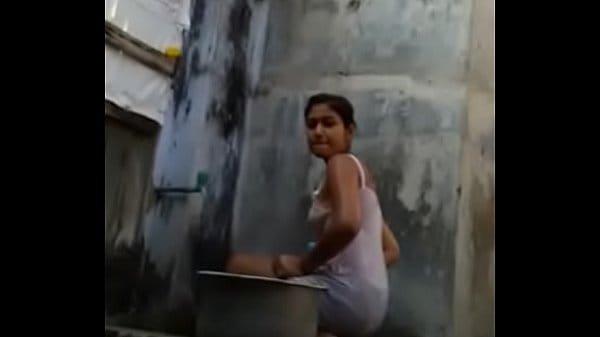Hidden Cam Xnxx Hot Desi Girl Bathing In Open Indian Porn 365