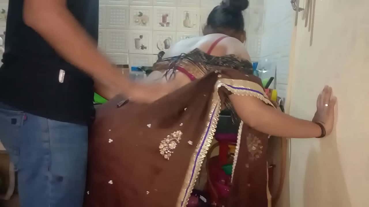 Desi chudai sali ko jija ne kitchen me choda - Indian Porn 365