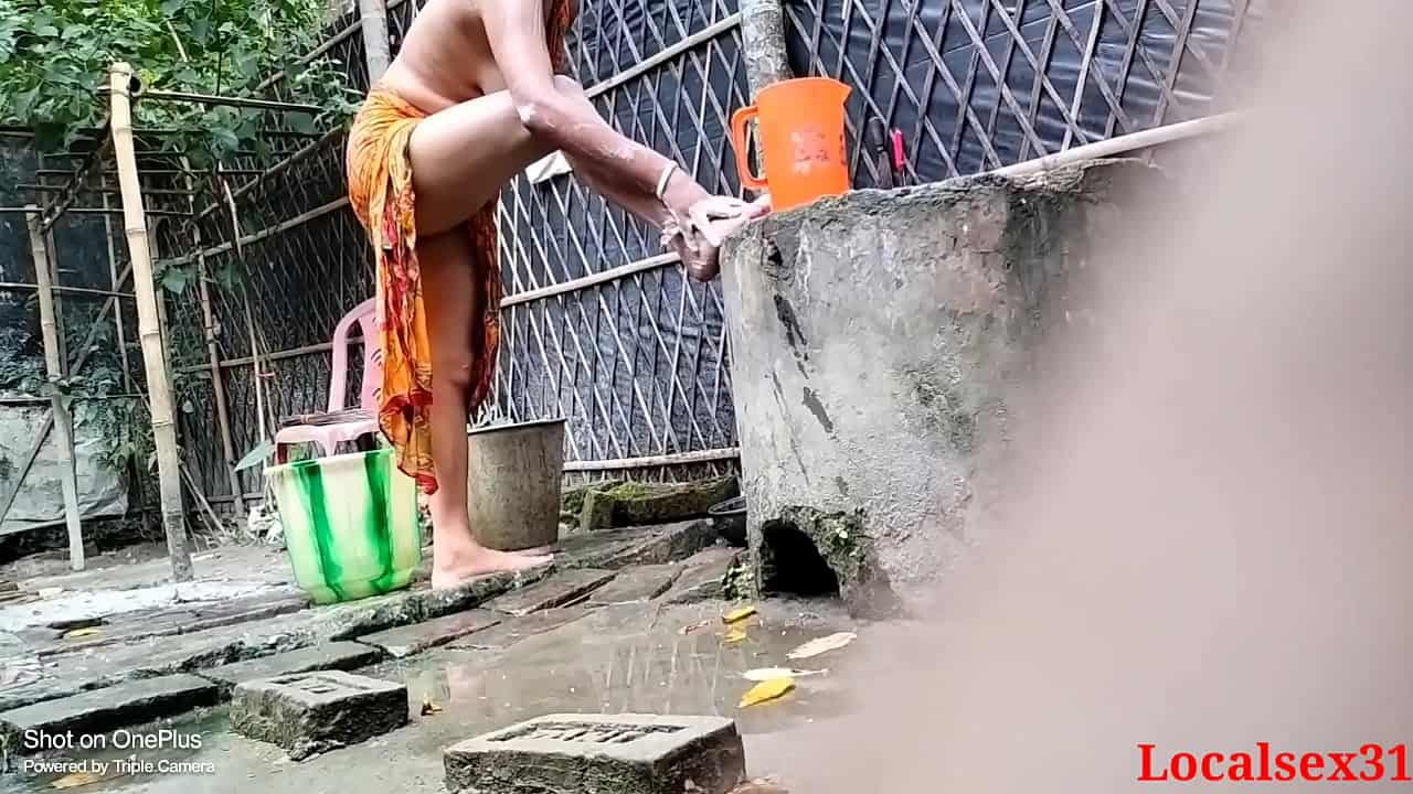 Indian Xxx Trpl - indian outdoor bath - Indian Porn 365